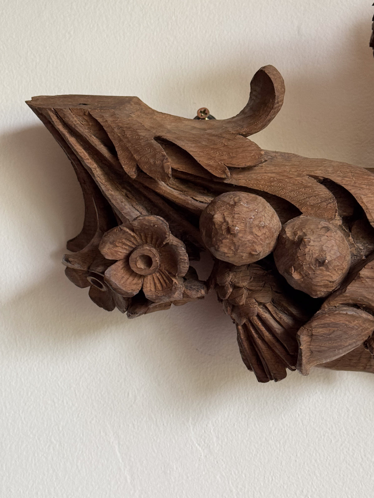 A Pair of Early 18th Century Carved Oak Elements in the manner of Grinling Gibbons (1648-1721)